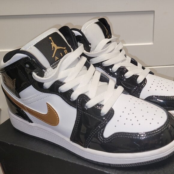 Air Jordan 1 Mid SE Big Kids Size 4.5 Youth Black/Metallic Gold/White